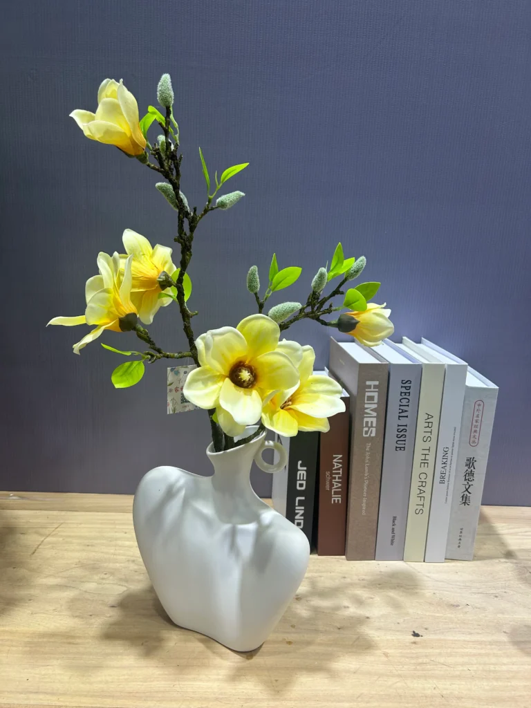 beautiful Fake flowers Display on desk